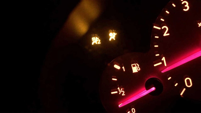 روشن شدن چراغ کیسه هوا