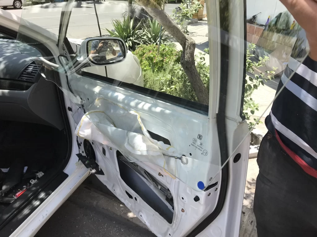 علت لرزش شیشه خودرو